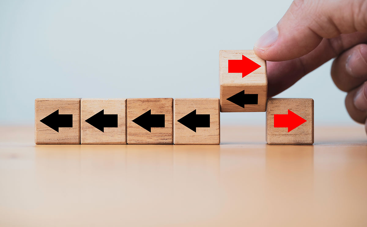 black arrows on wooden blocks changing to red arrows on wooden blocks